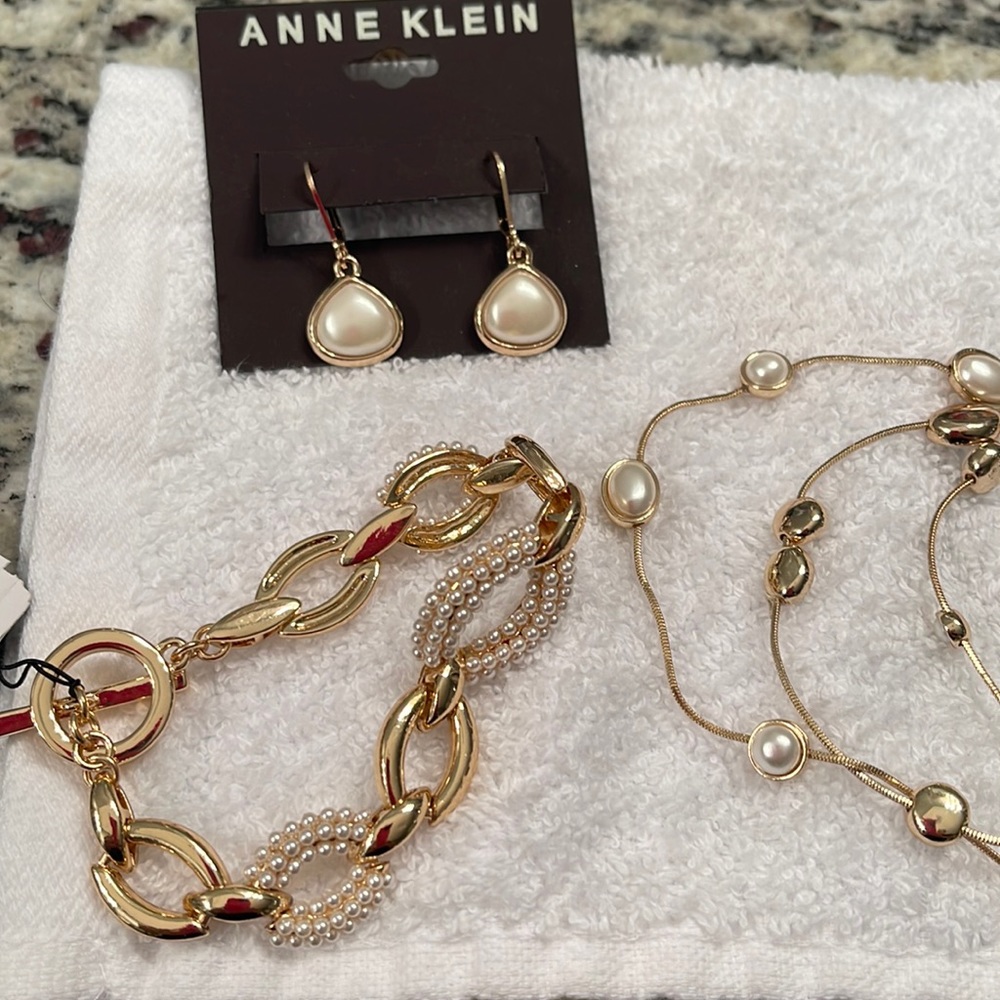 Jewelry set with 3 layered necklace, bracelet and earrings. Gold plated w/pearls